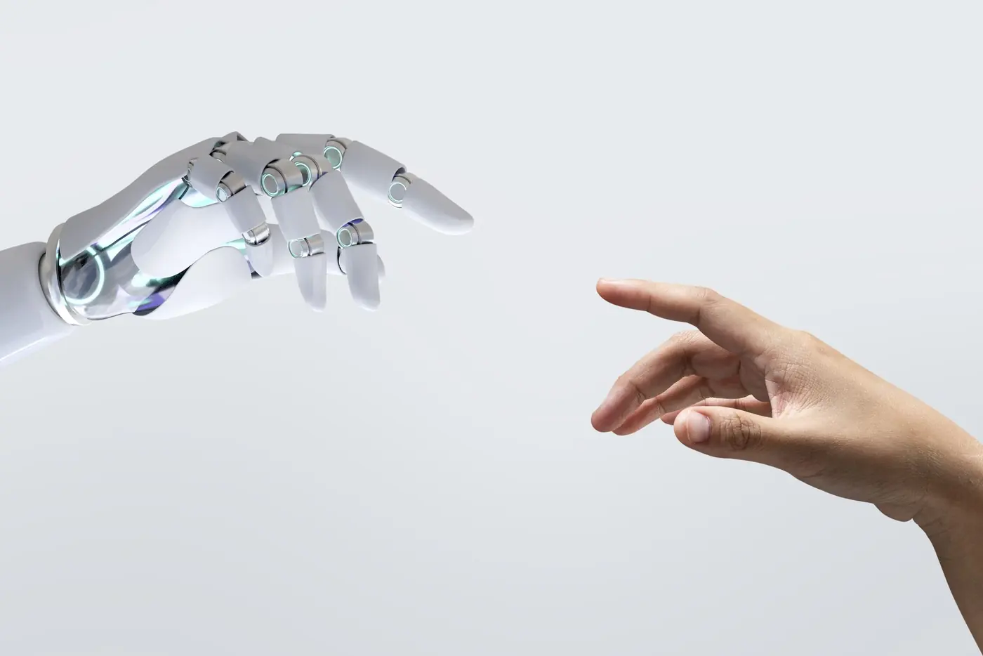 Una mano humana y una mano robótica acercándose